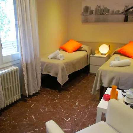 Barcelona City Street Hostal-2