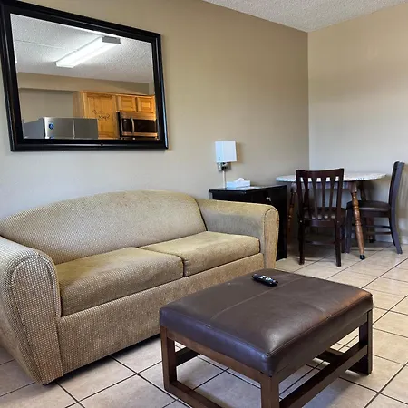 Super 8 By Wyndham Tulsa - Route 66-3