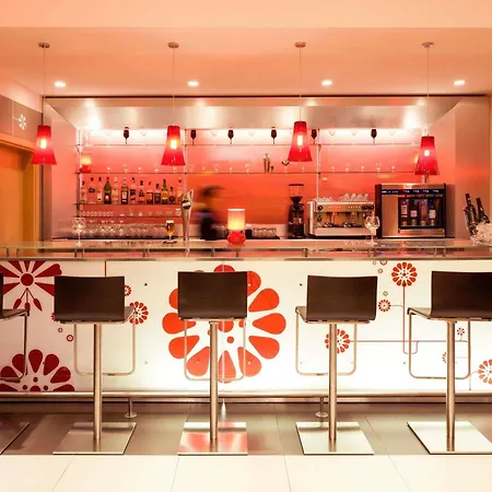 Ibis Barcelona Santa Coloma-2