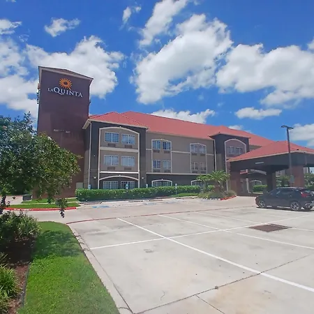 La Quinta Inn & Suites By Wyndham Mercedes Outlet Mall-2