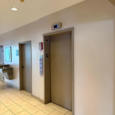 Ramada By Wyndham Glendale Heights/Lombard-2