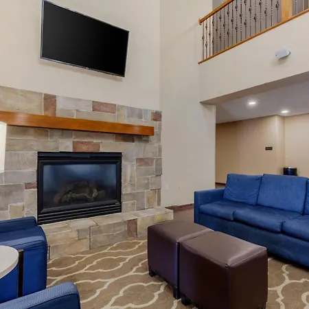 Comfort Suites Johnson Creek Conference Center-3