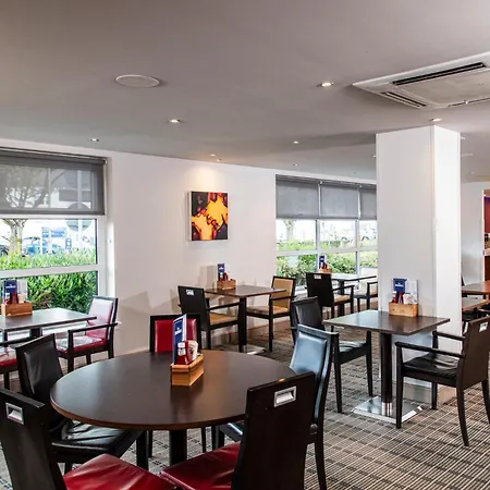 Holiday Inn Express Glasgow Airport By Ihg-3