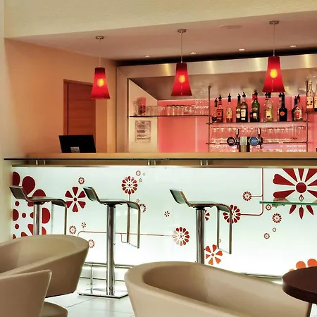 Ibis Saintes-2