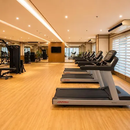 Modern 1Br Condo With Balcony & City View-3