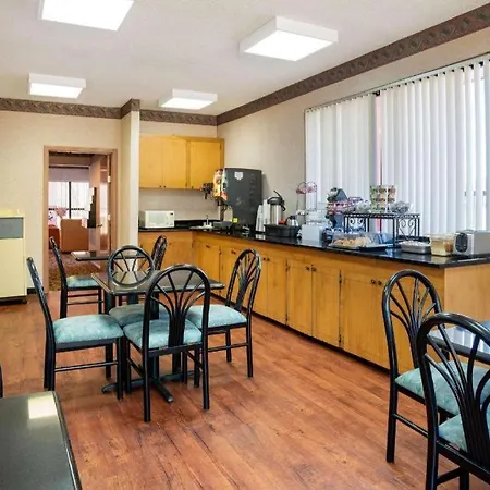 Econo Lodge Inn & Suites Forest-2