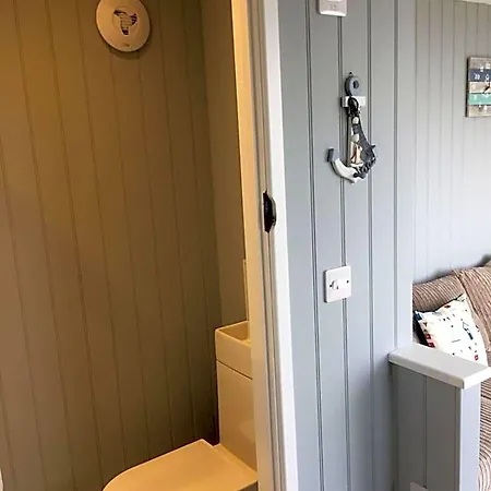 Allibella Shepherds Hut, Amazing Seaview, Private Garden, Pet Friendly-3