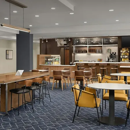 Courtyard By Marriott Bloomington-3