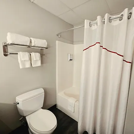 Red Roof Inn & Suites Hinesville-3