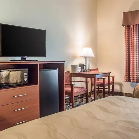 Quality Inn & Suites East Troy I-43-2