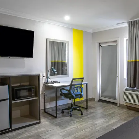Super 8 By Wyndham Mesa Downtown Near Convention Center-3