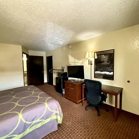 Super 8 By Wyndham Shawnee-2