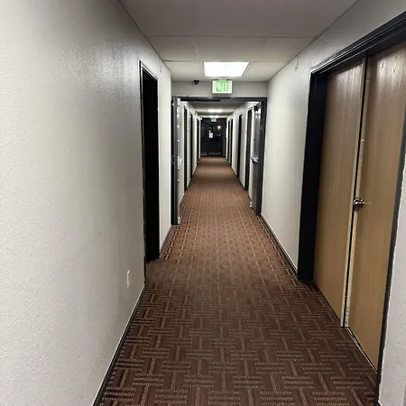 Super 8 By Wyndham Chanute-3