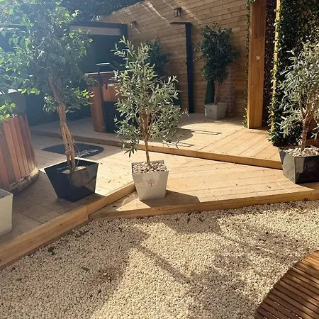 Consort Hotel, Urban Spa & Glamping Pods-2