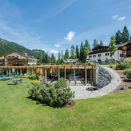 Hotel Dolomitenhof & Chalet Alte Post-3