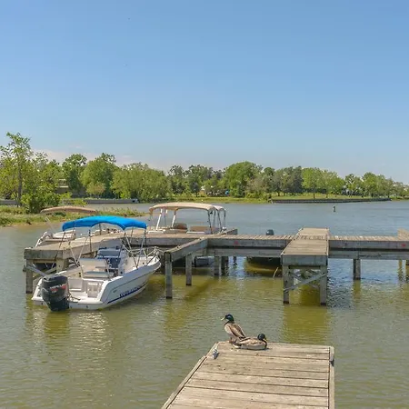 Lake Conroe One-Bedroom Cabin 3-3