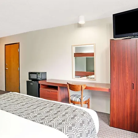 Microtel Inn & Suites By Wyndham Detroit Roseville-3