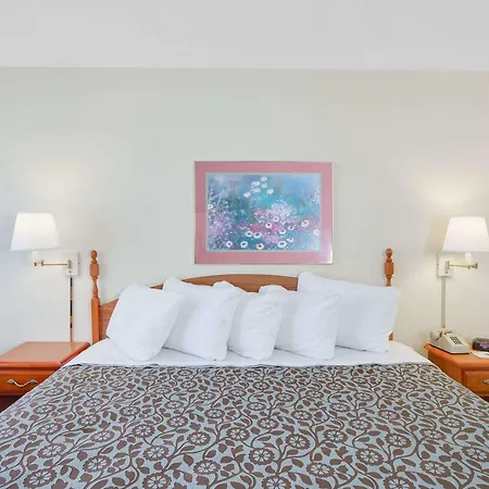 Days Inn By Wyndham Newport-3