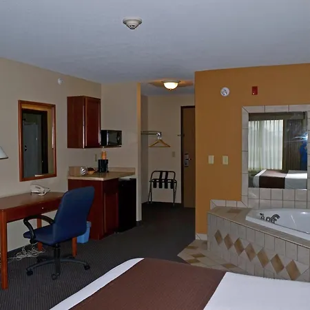 Paola Inn And Suites-3