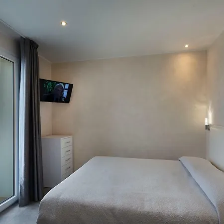 White Suite & Apartments-3