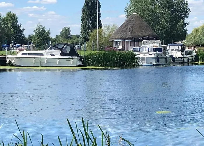Pike & Eel Hotel And Marina