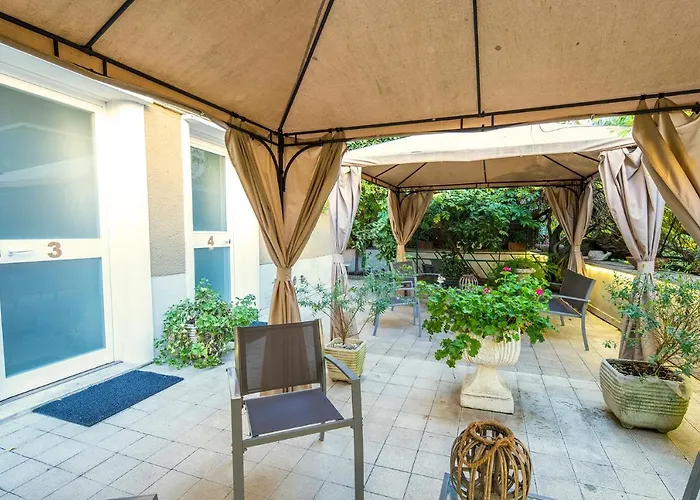 Garden House - Luxury Guest House - Self Check-In Only