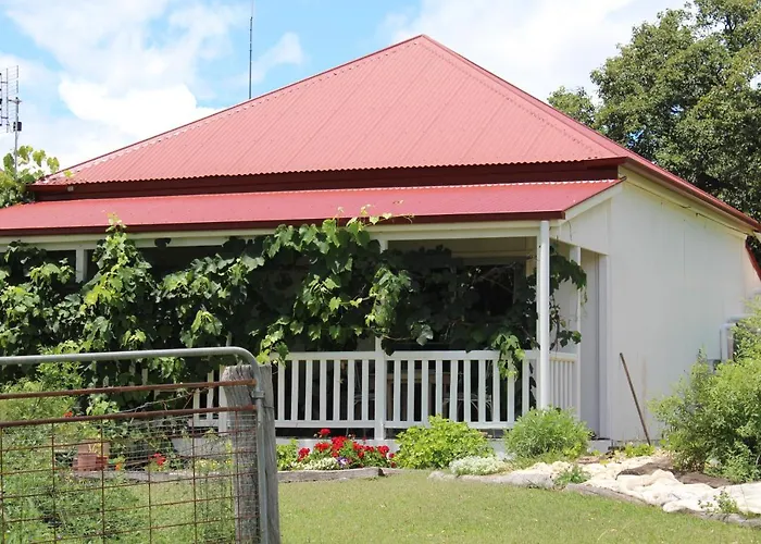 Glenlyon Dam Holiday Cottage & Farmstay