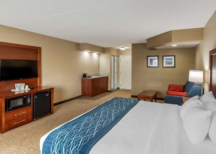 Comfort Inn & Suites Jackson - West Bend