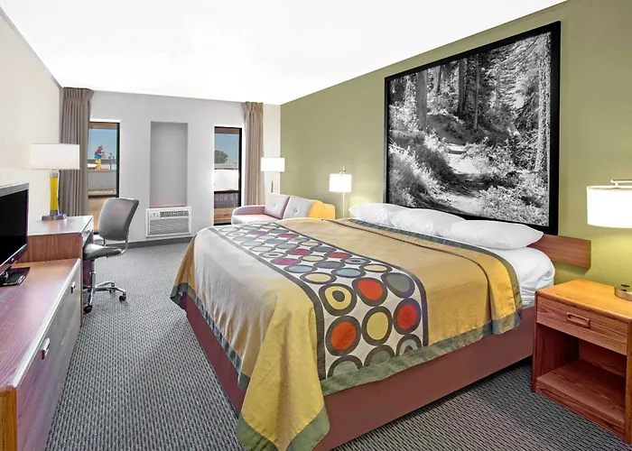 Super 8 By Wyndham Windsor/Madison North