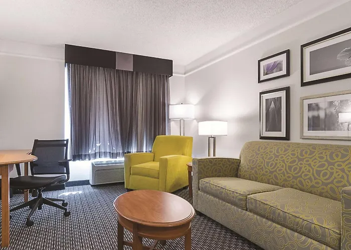 La Quinta Inn & Suites By Wyndham University Area Chapel Hill Durham