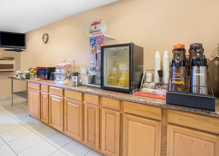 Super 8 By Wyndham Normal Bloomington