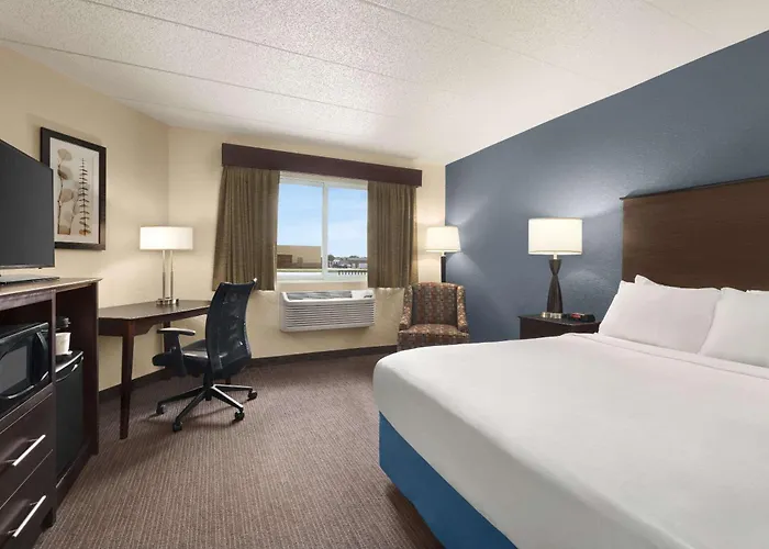 Baymont By Wyndham Owatonna Hotel