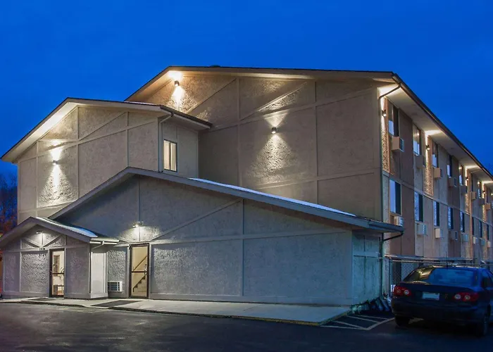 Super 8 By Wyndham Dubuque Motel