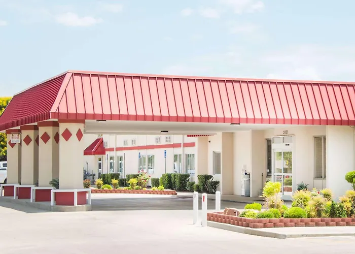 Ramada By Wyndham Enid Hotel