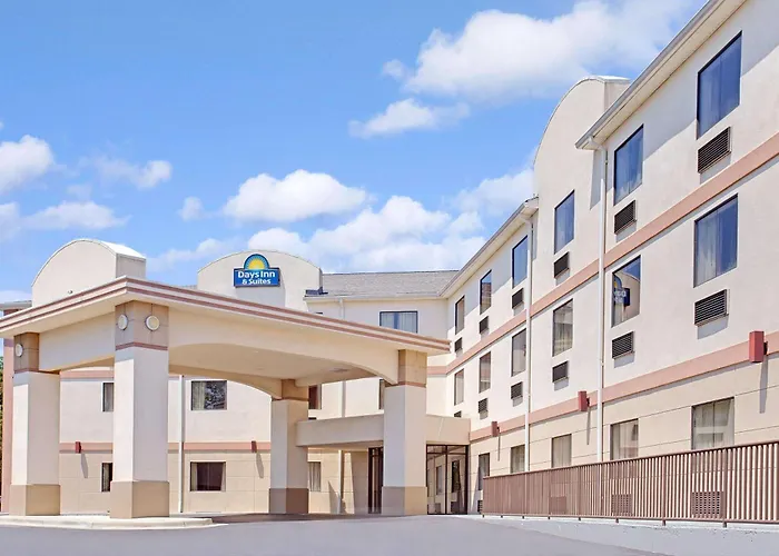 Days Inn & Suites By Wyndham Laurel Near Fort Meade