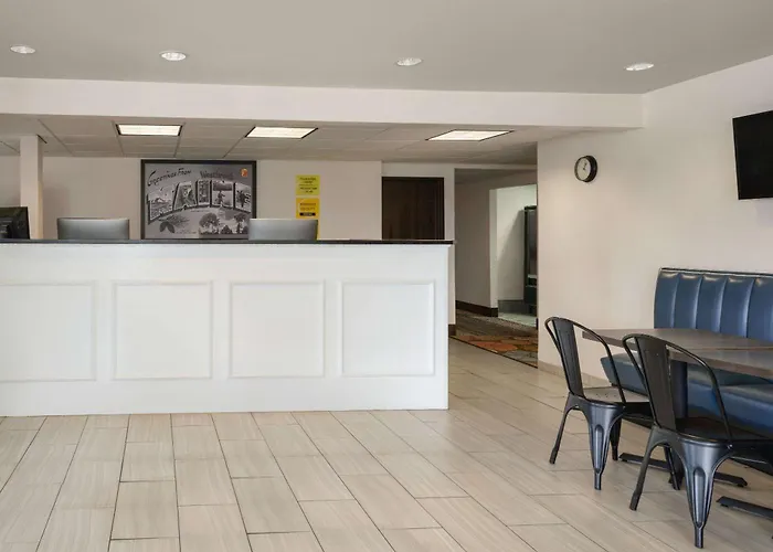 Super 8 By Wyndham Portland/Westbrook Area