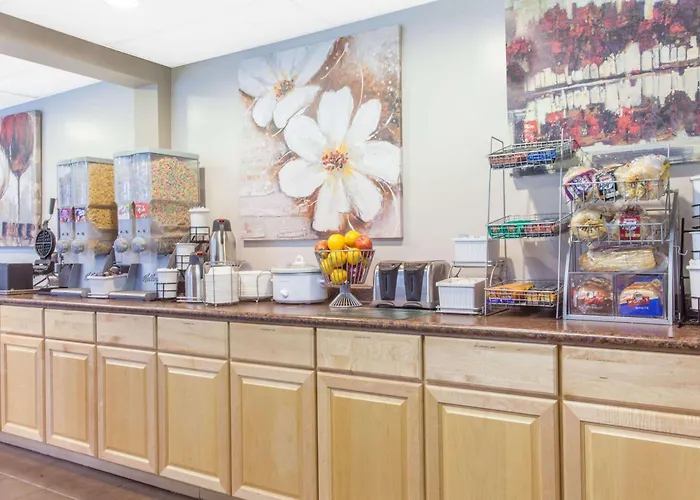 Super 8 By Wyndham Kenora Hotel
