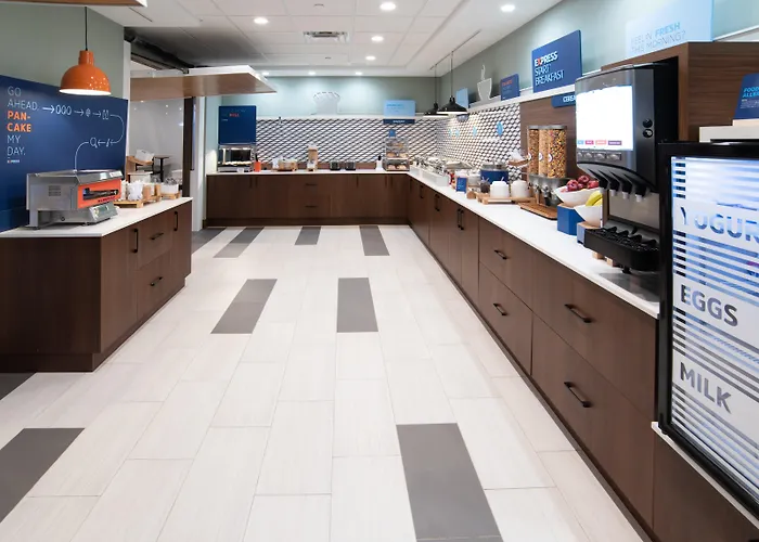Holiday Inn Express & Suites - By Ihg