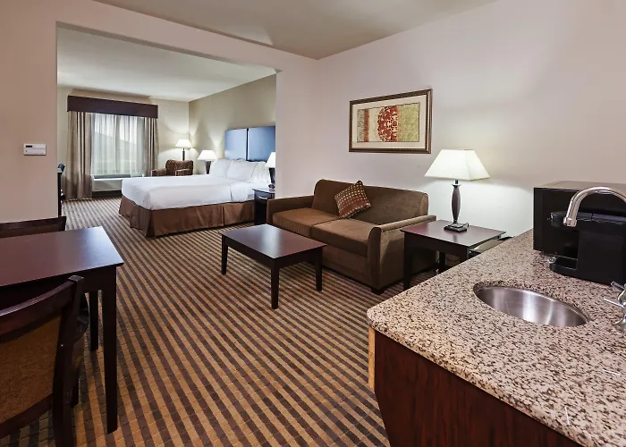 Holiday Inn Express & Suites Brady By Ihg