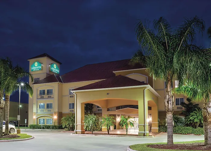La Quinta Inn & Suites By Wyndham Outlet Mall