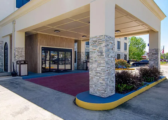 Quality Inn & Suites Near Tanger Outlet Mall