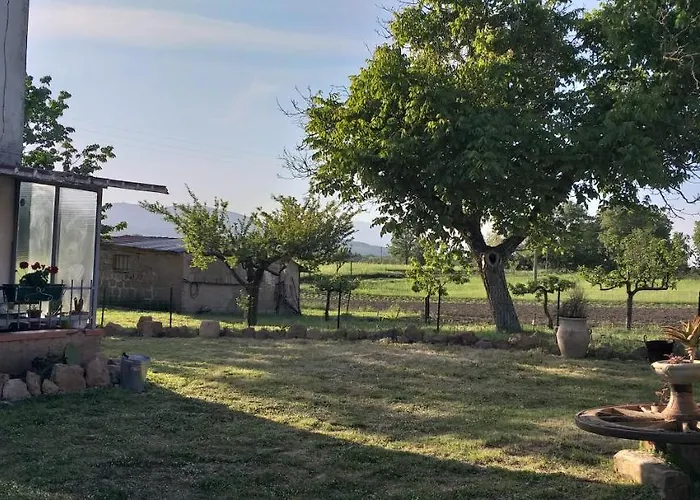 La cascina della grotta di tufo