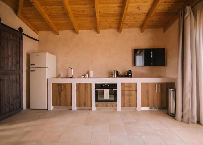 Mani Luxury Suites And Studios In Gytheio With Private Pools