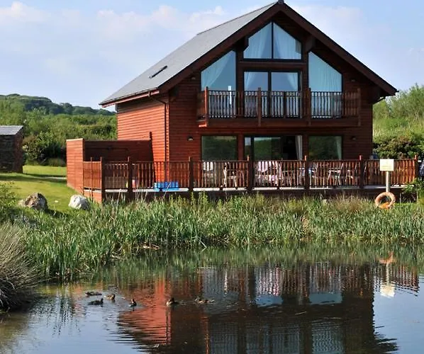 Swallow Lodge With Hot Tub, Dogs Welcome Sleeps 8, Great Facilities