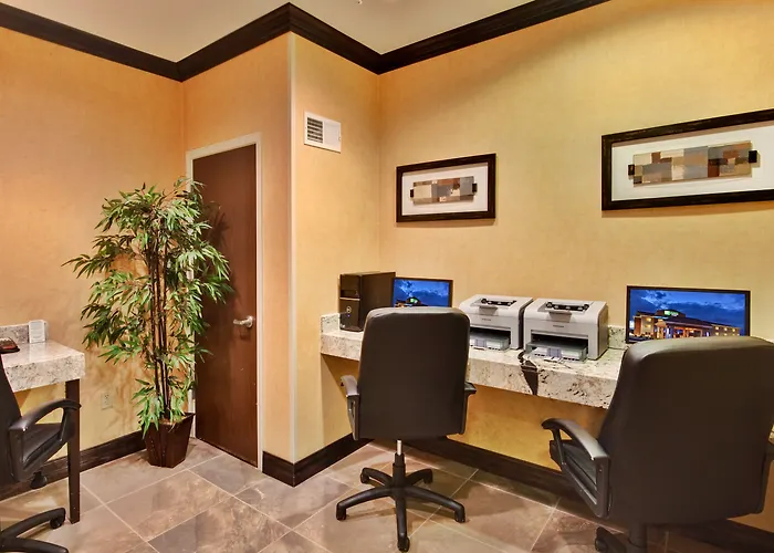 Holiday Inn Express & Suites Airport By Ihg