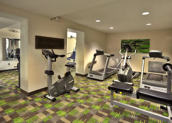 Holiday Inn Express Airport - Polo Park By Ihg