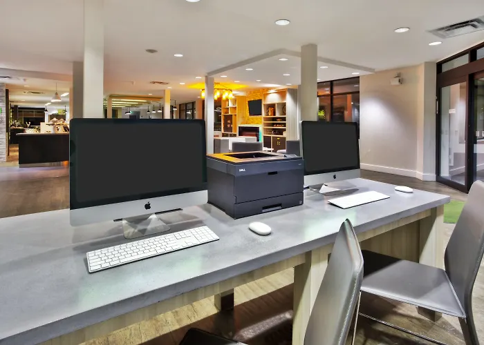 Holiday Inn Express Airport - Polo Park By Ihg