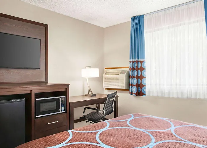 Super 8 By Wyndham Lenexa Overland Park Area/Mall Area