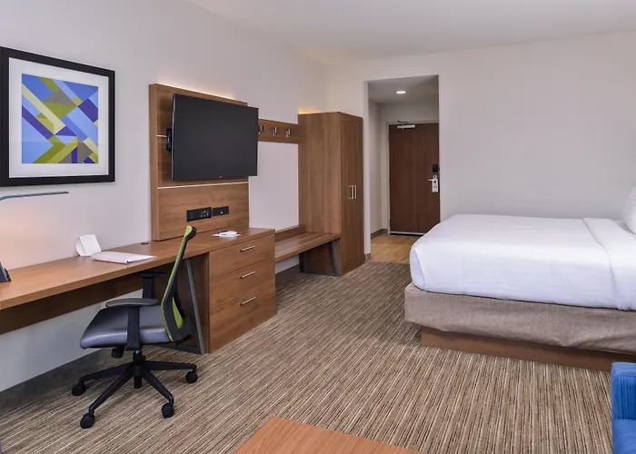 Holiday Inn Express & Suites - By Ihg