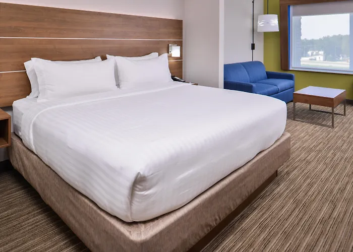 Holiday Inn Express & Suites - By Ihg